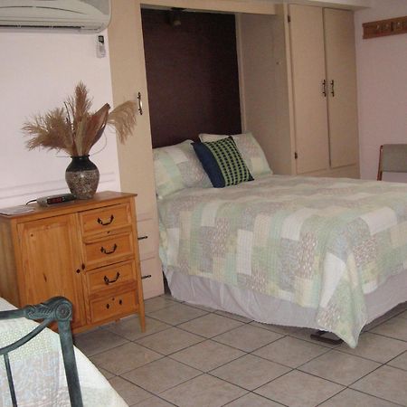 Mon Ami Bed And Breakfast ทูซอน ภายนอก รูปภาพ